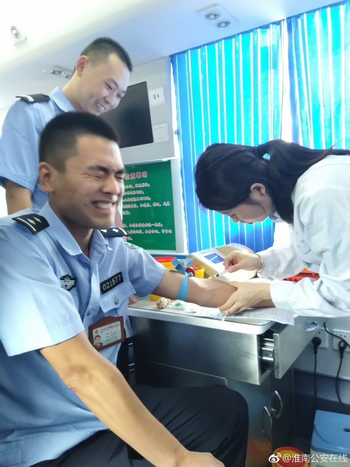 疼skr人！警察在移動獻(xiàn)血車上的表情包亮了
